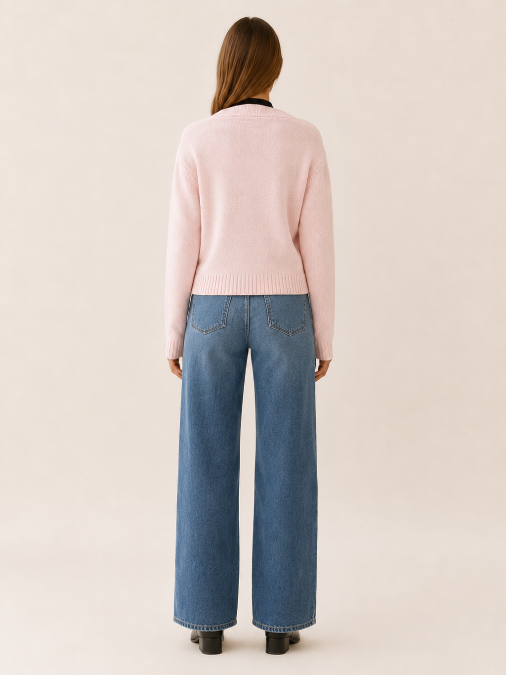 Gaia | Cropped Cardigan with V-Neck and Button Front