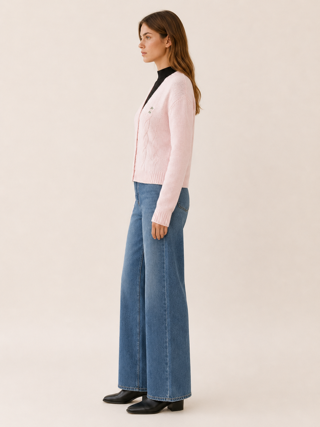 Gaia | Cropped Cardigan with V-Neck and Button Front