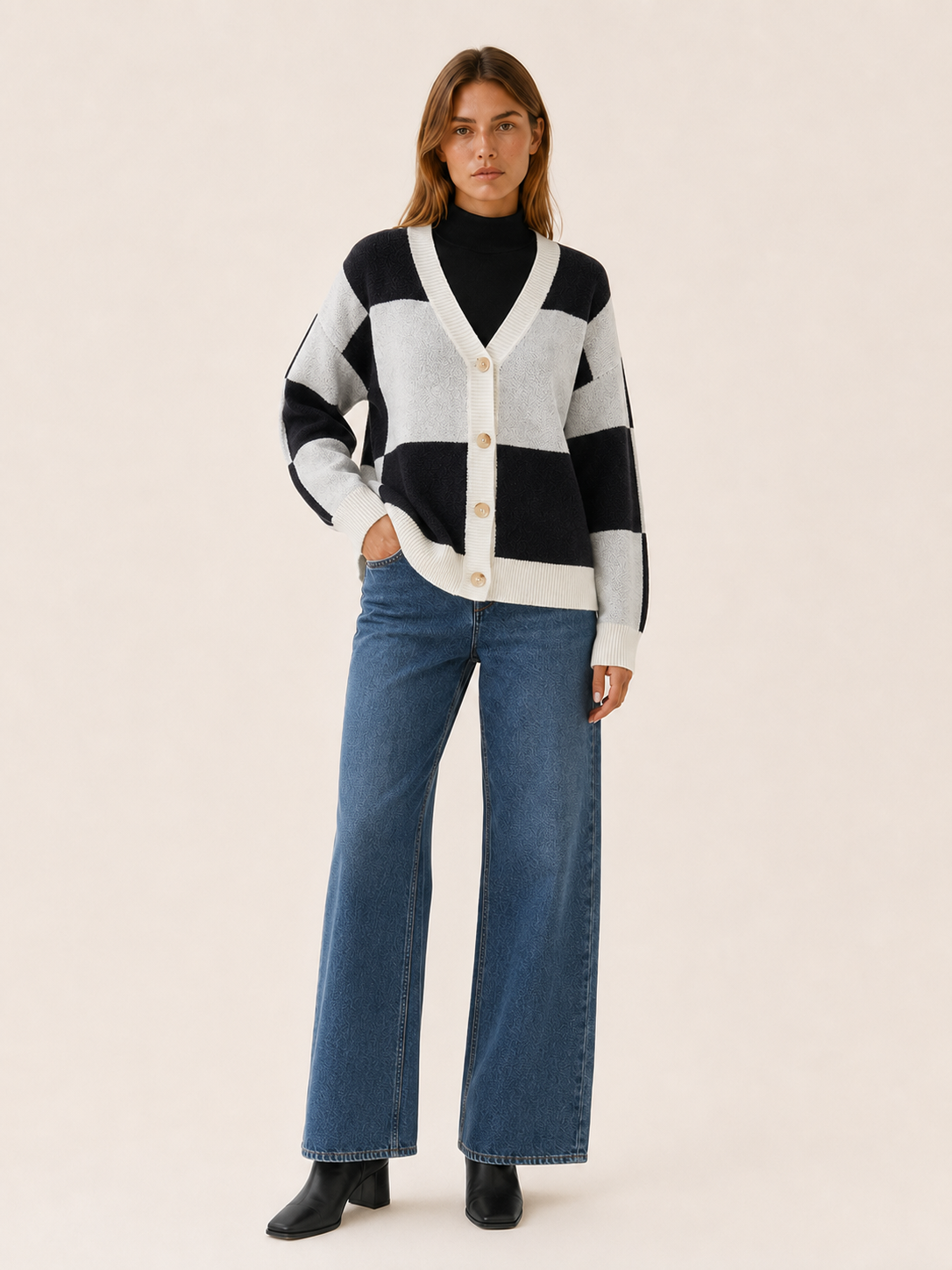 Ilaria | V-Neck Cardigan with Plaid Pattern and Button Front