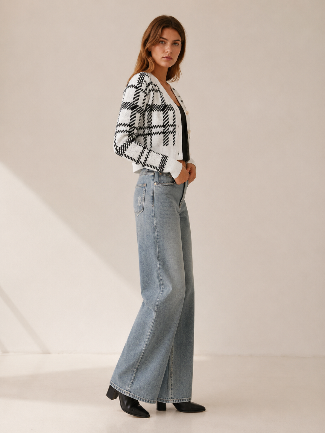 Rovixa | Cropped Cardigan with Plaid Design and V-Neck