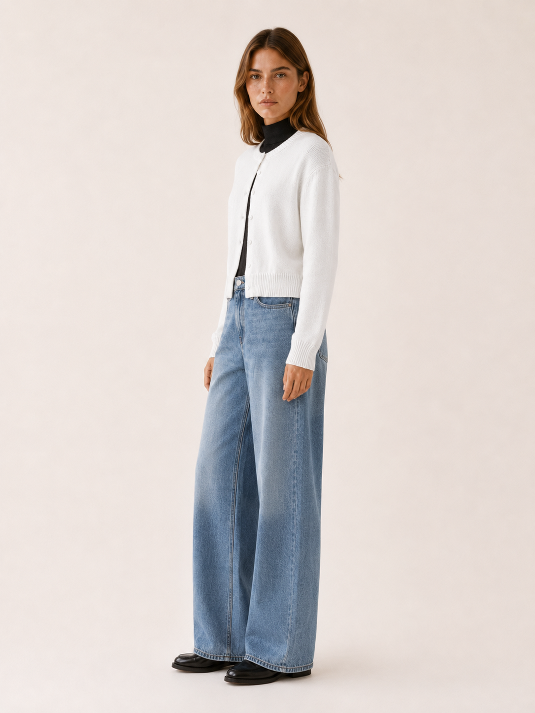 Vaylora | Cropped Cardigan with Round Neck and Button Front